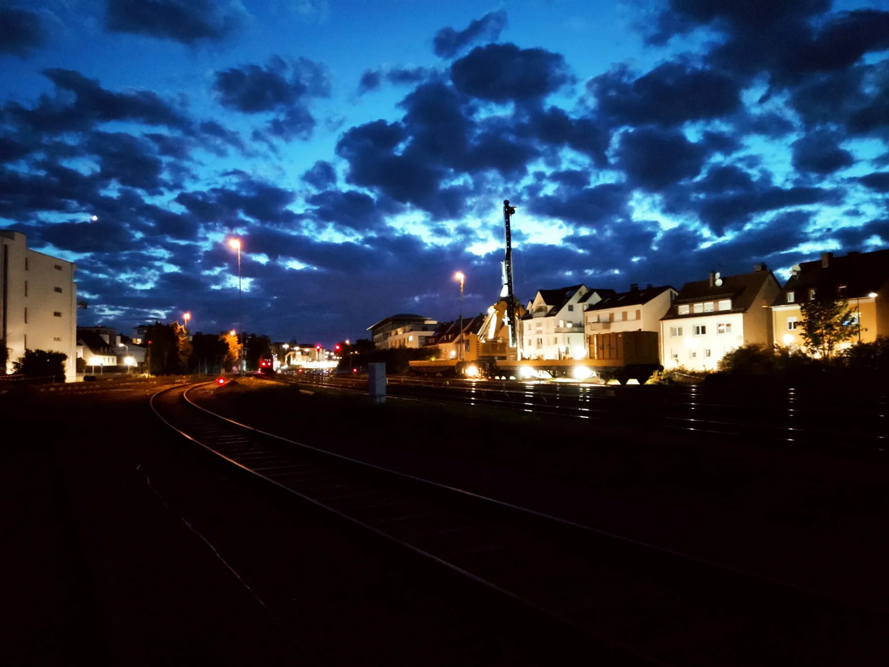 Gleisanlagen in der blauen Stunde