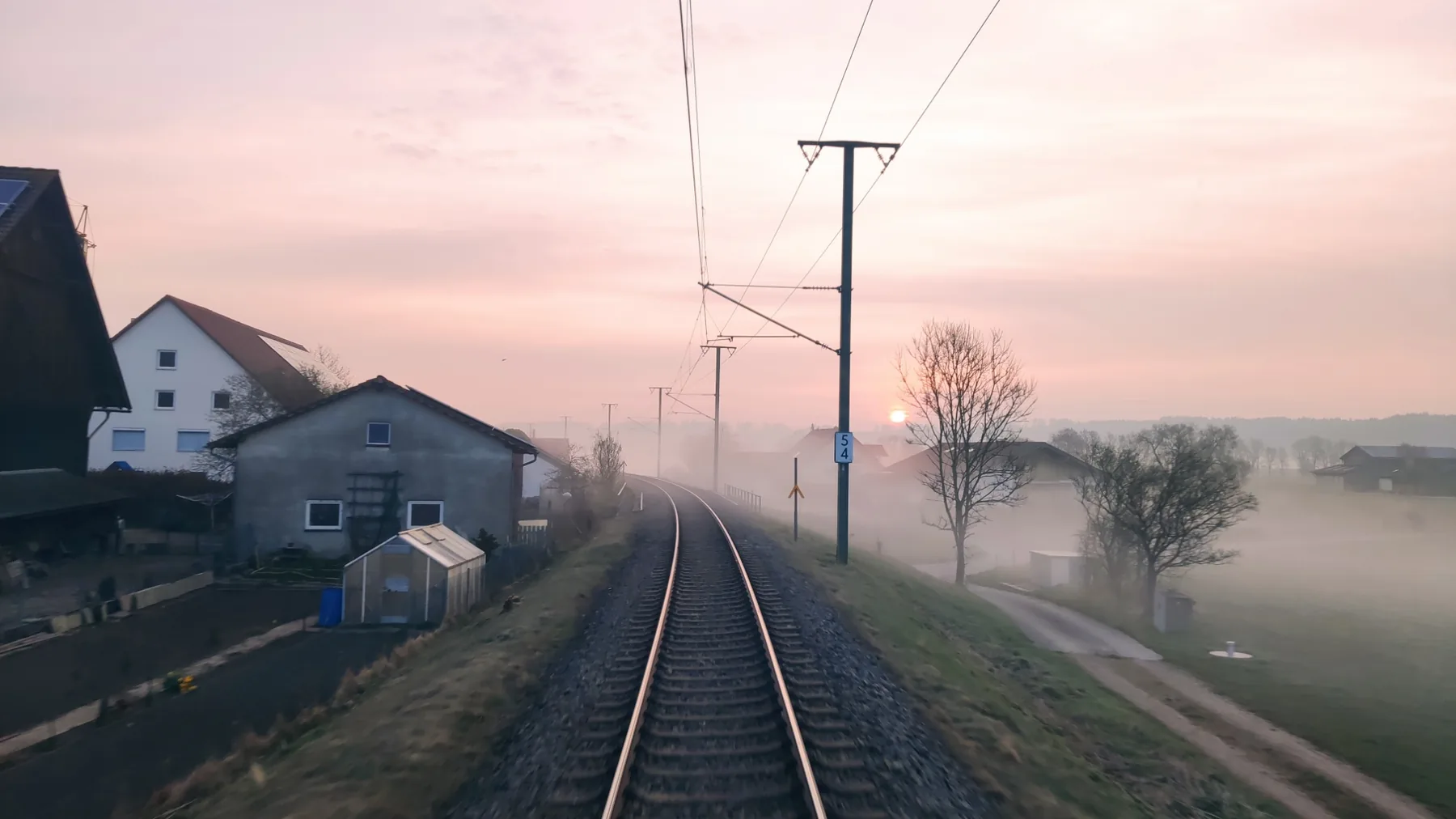 Bahnstrecke im Morgennebel