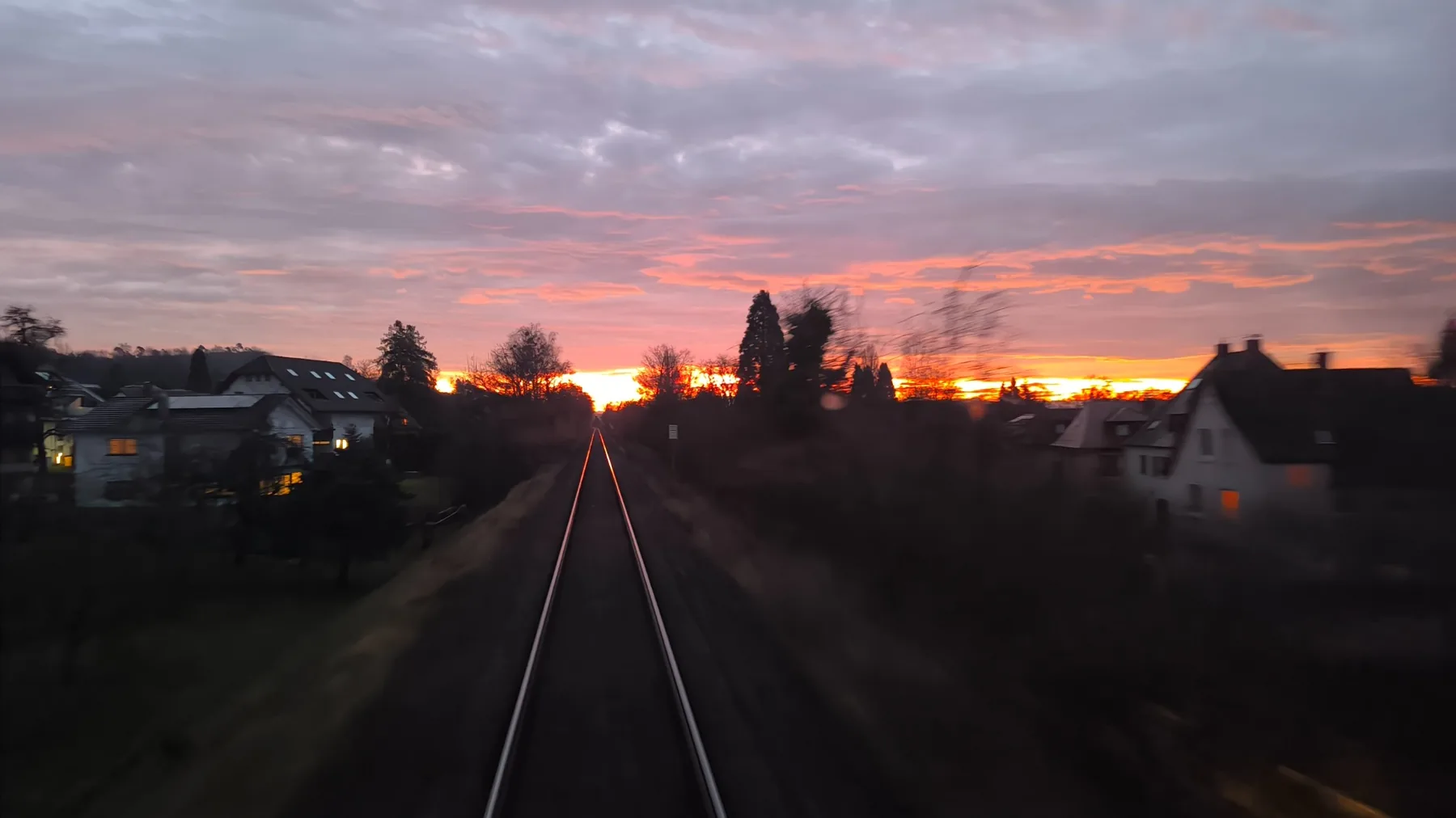 Bahnstrecke bei einem kräftigen Sonnenuntergang