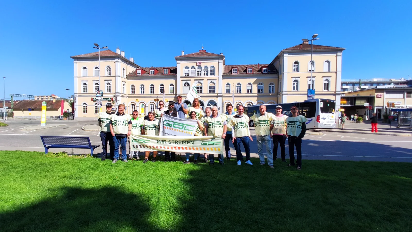 Mitglieder der GDL-Ortsgruppe vor dem Friedrichshafener Stadtbahnhof